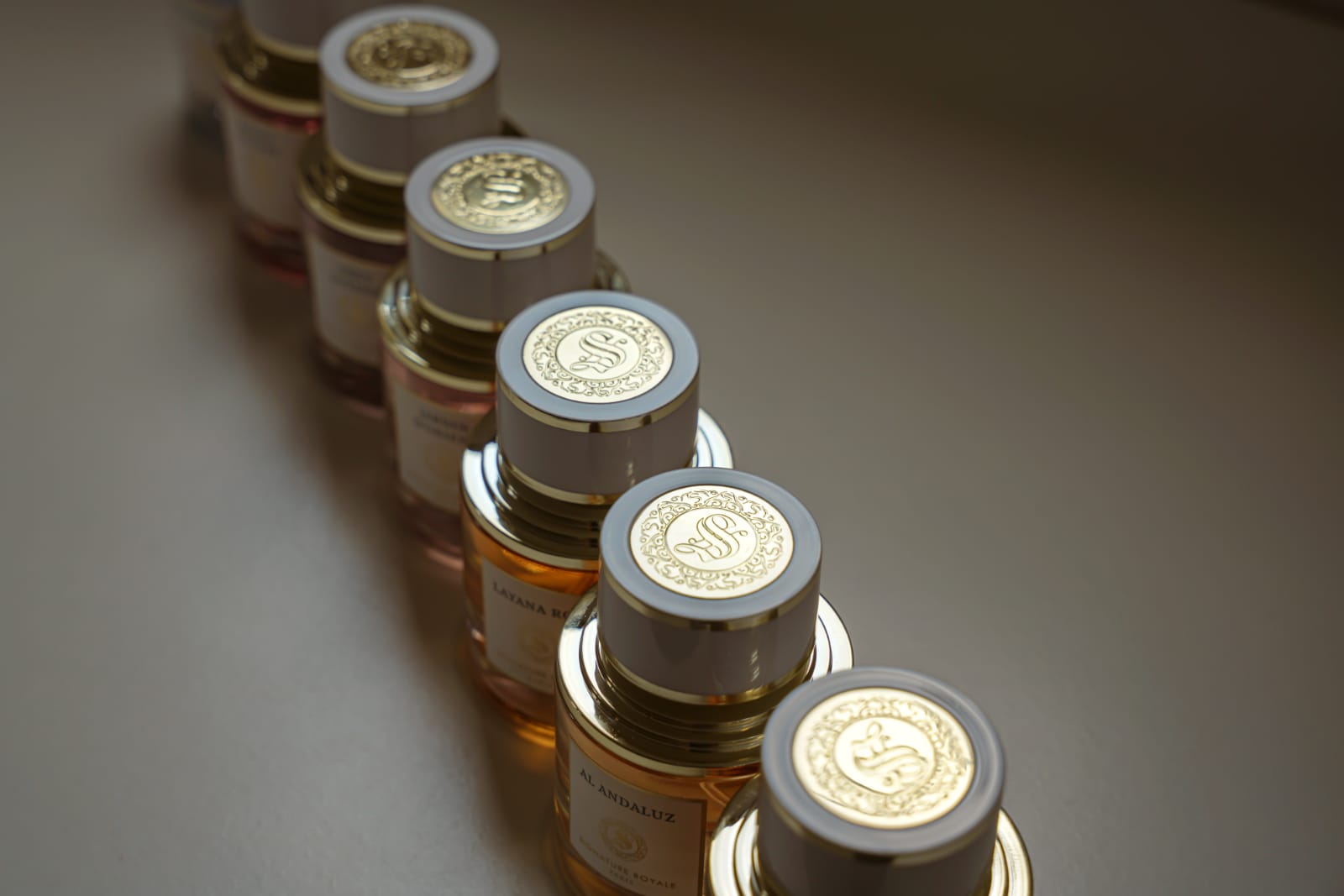 Guide pour choisir un parfum selon les familles olfactives et la personnalité
