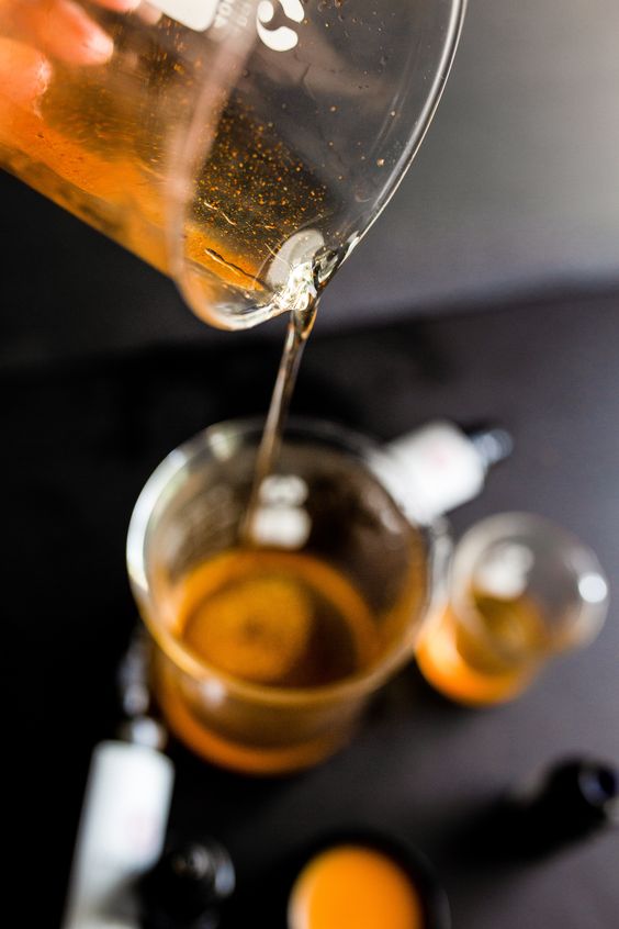 Renaissance de l’artisanat en parfumerie et retour des créations olfactives incarnées