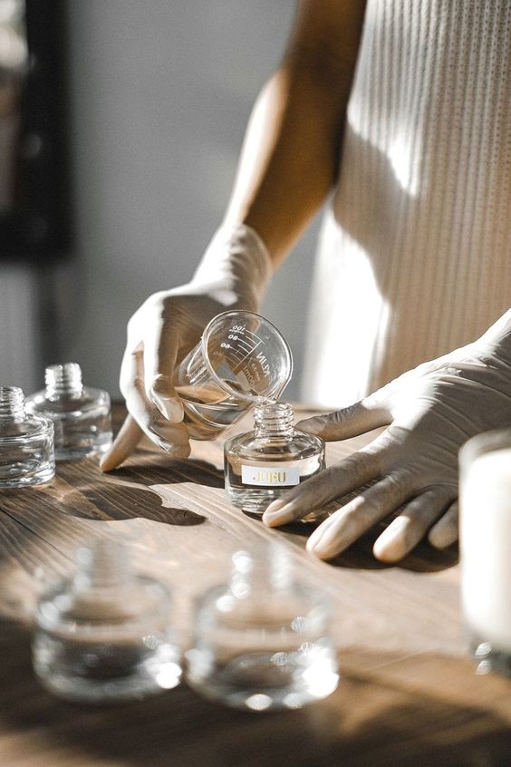 Artisanat en parfumerie entre matière, geste et savoir-faire olfactif