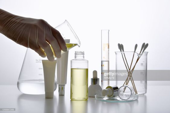 Parfums de niche entre art et science dans le travail de création olfactive