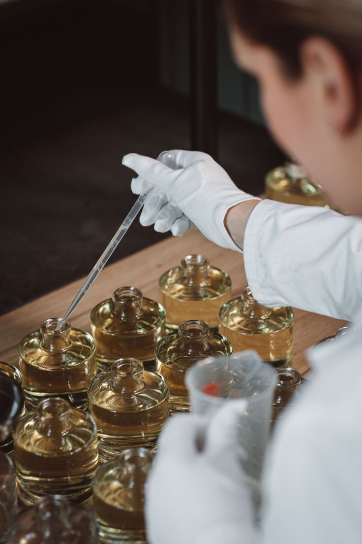Univers de la parfumerie de niche et du laboratoire pour illustrer un article sur la parfumerie de niche et l’artisanat