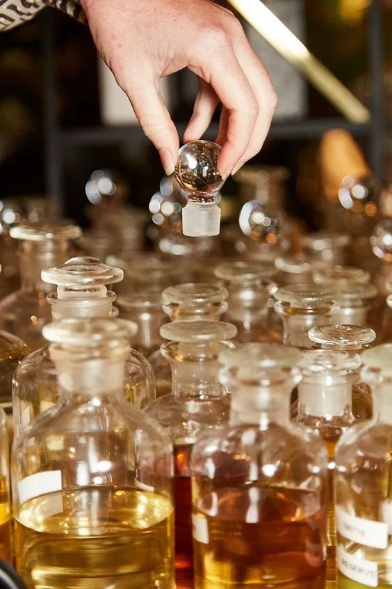 Création d'une signature olfactive unique, l'art de façonner une identité parfumée artisanale
