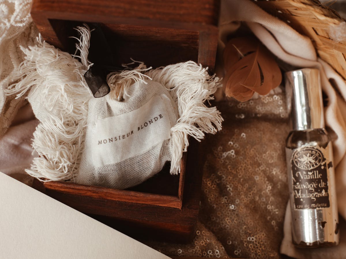 coffret cadeau parfum femme boîte en bois et flacon élégant — cadeau parfum femme original Sapos Parfums