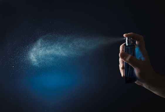 Application correcte du parfum pour améliorer la tenue et le sillage