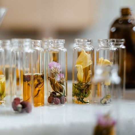 L'Artisanat en Parfumerie : Le Souffle Créatif des Parfumeurs Artisanaux