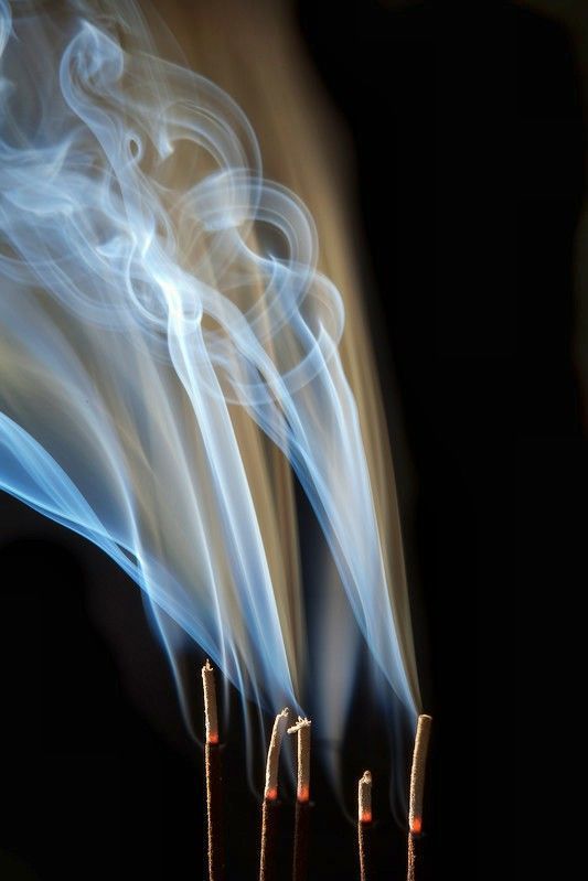 Résine d’encens et fumée dans une ambiance sombre