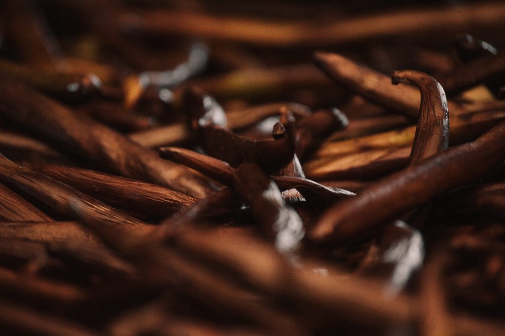 Gousse de vanille et ambiance gourmande pour illustrer un article sur le parfum gourmand