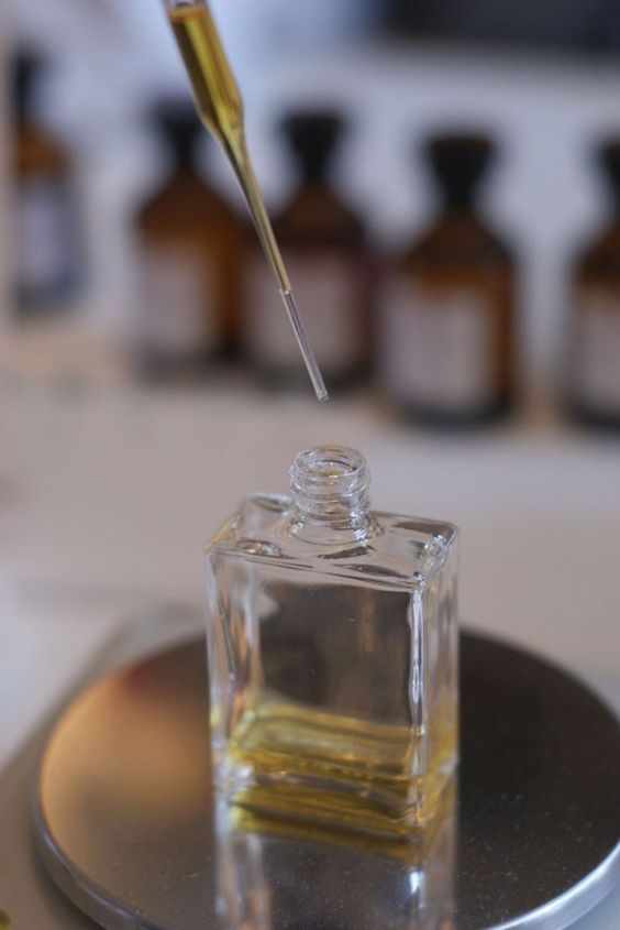 Chimie du parfum : comment la technique transforme une idée en sillage réussi