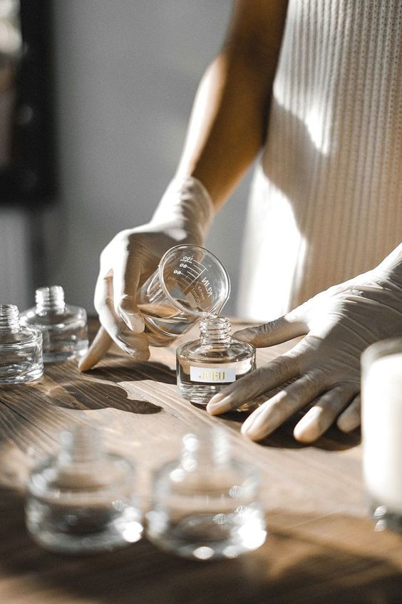 L'Artisanat en Parfumerie : La Quintessence du Savoir-Faire