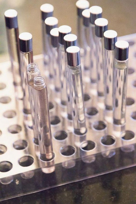 Comment réappliquer son parfum dans la journée sans surcharger son sillage ?