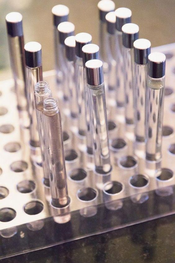 Comment réappliquer son parfum dans la journée sans surcharger son sillage ?