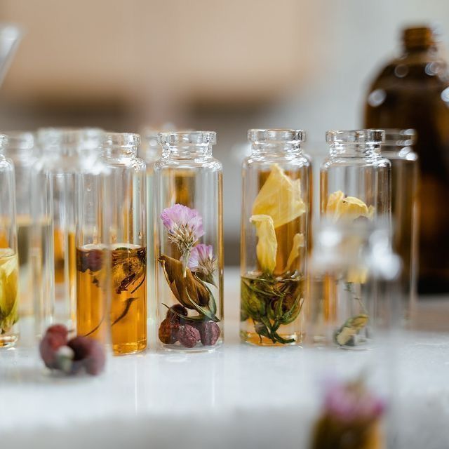 Sélection des ingrédients et origines, le secret des parfums artisanaux de qualité