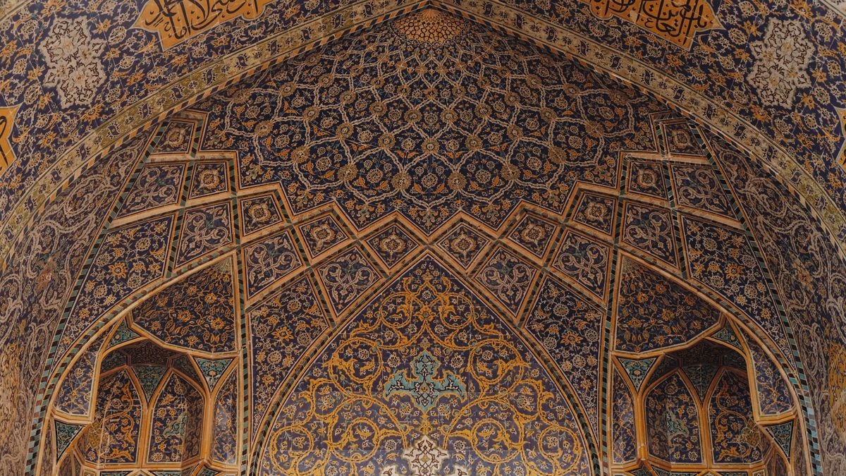 plafond mosaïque persane dorée et bleue mosquée d'Ispahan Iran — parfum oriental femme Sapos Parfums