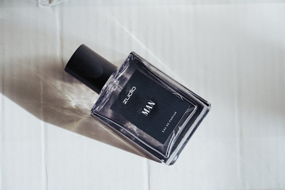 flacon de parfum homme minimaliste ombres élégantes fond blanc — meilleur parfum homme pas cher Sapos Parfums