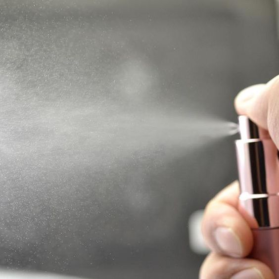 Combien de sprays de parfum faut-il vraiment mettre ? Le bon dosage selon le contexte