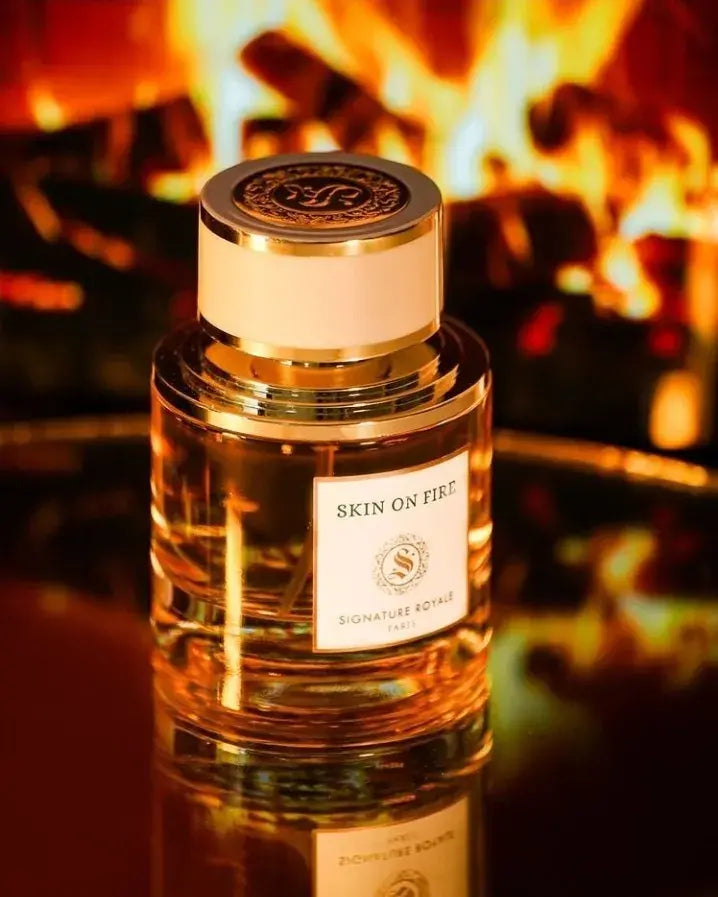 Skin on Fire, parfum de niche boisé et épicé Signature Royale devant un feu de cheminée