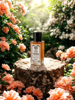 Flacon du parfum Flora Nostra entouré de fleurs colorées dans un décor lumineux et joyeux