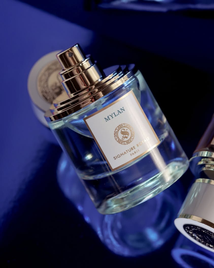 Flacon de parfum Mylan Signature Royale sur fond bleu.