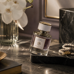 Grey London Signature Royale – flacon de parfum boisé ambré en ambiance urbaine élégante