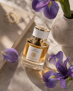 Iris Impérial Signature Royale – flacon de parfum iris poudré en mise en scène élégante