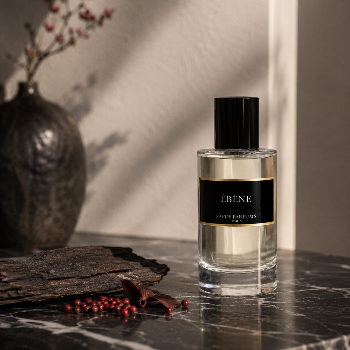 Ébène Sapos Parfums – flacon de parfum gourmand vanillé sur mise en scène élégante