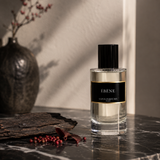 Ébène Sapos Parfums – flacon de parfum gourmand vanillé sur mise en scène élégante